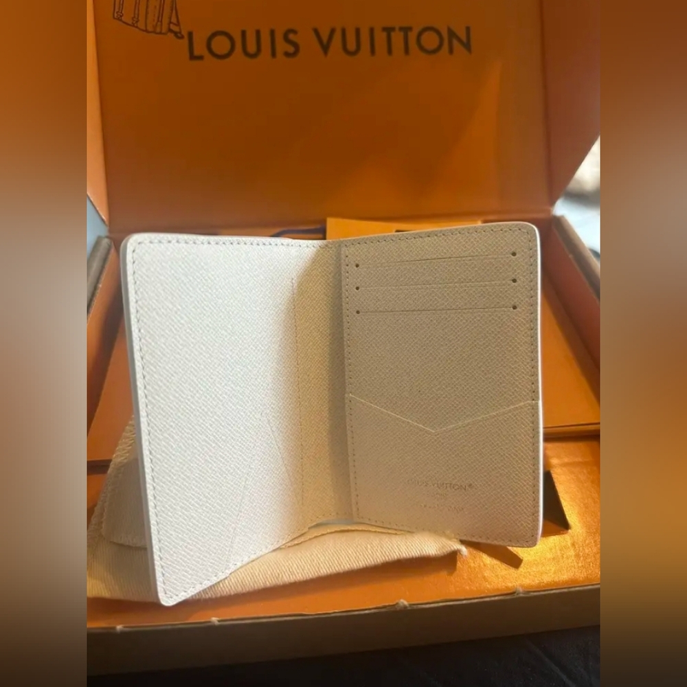 Louis Vuitton White Ski Scene Passport Cover - Picture 4 of 6